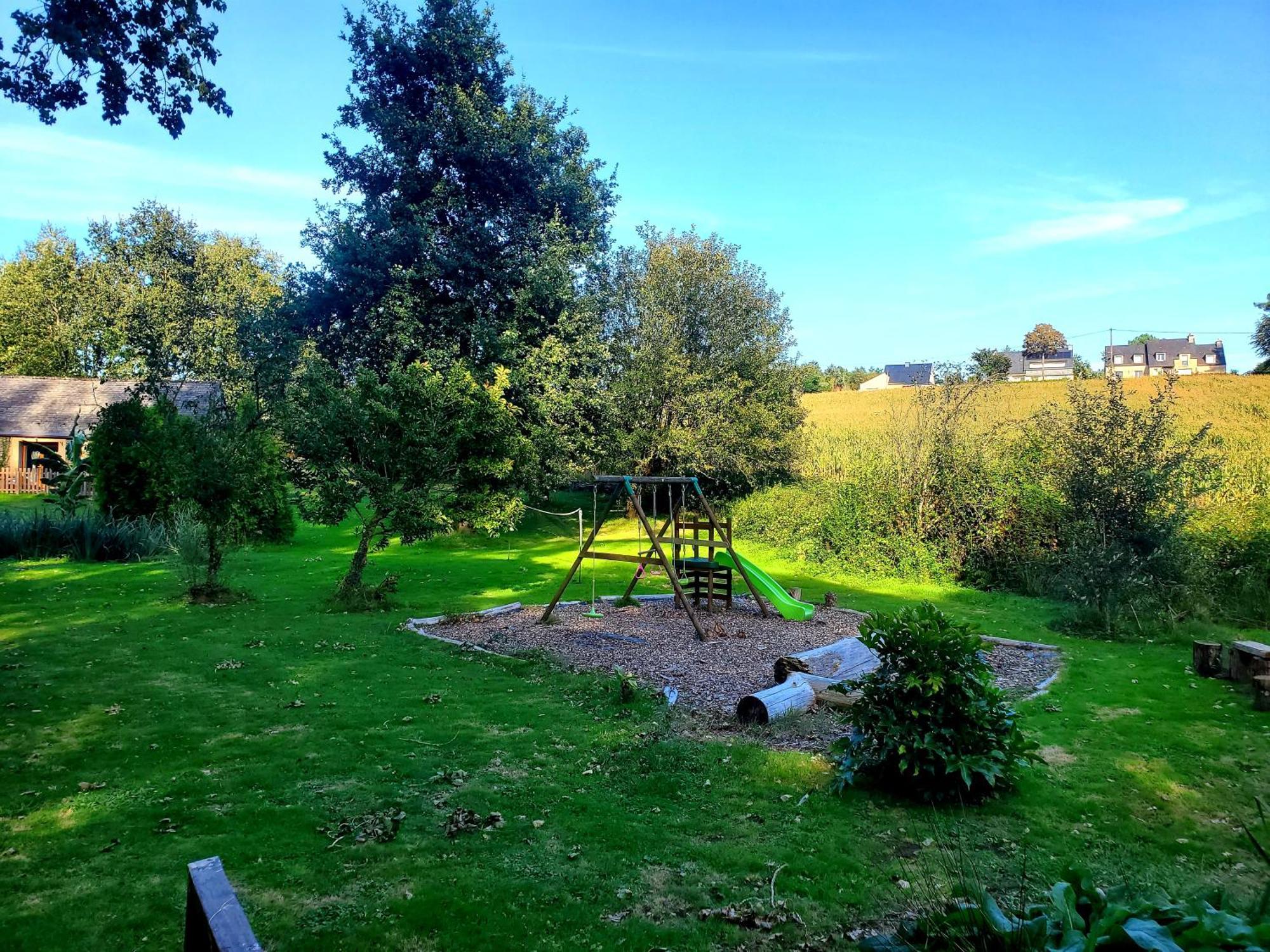Le Vieux Moulin Gites - Detached Cottage With Garden Views And Pool Guégon エクステリア 写真